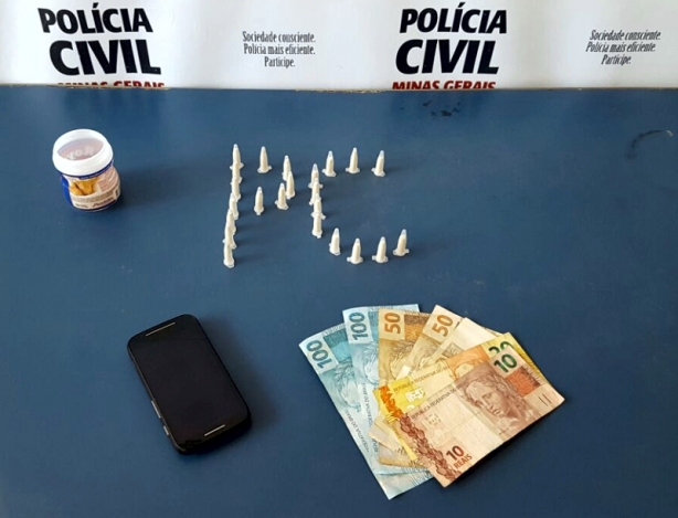 Droga, dinheiro e celular foram apreendidos pelos policiais civis durante a opera&ccedil;&atilde;o na resid&ecirc;ncia do menor
