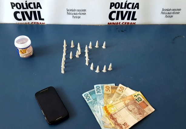 Droga, dinheiro e celular foram apreendidos pelos policiais civis durante a operação na residência do menor