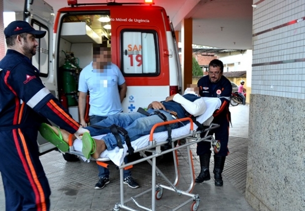 A vítima foi socorrida ao Hospital São Paulo e não corre risco de morte, de acordo com informações preliminares