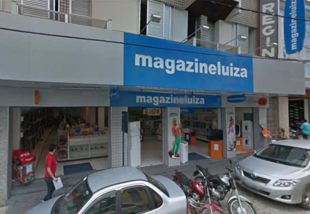 Fachada da loja Magazine Luíza em Muriaé, que foi assaltada esta noite, por um trio formado por duas mulheres e um homem