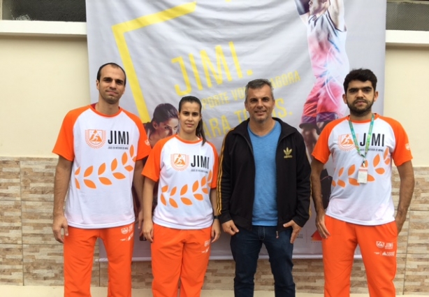 A equipe de coordenação estadual do JIMI com o Secretário Municipal de Esportes, José Vítor Lima, momentos antes do início das partidas na Praça de Esportes