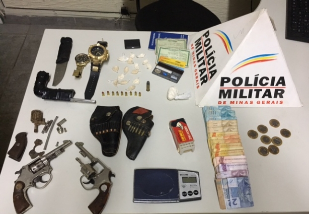 Todo o material apreendido foi encontrado em dois quartos da residência, segundo informou a Polícia Militar