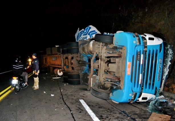 A carreta estava carregada de achocolatado que se espalhou pela rodovia