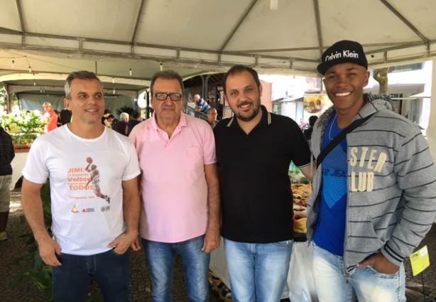 Fernando Palhares (o segundo da esquerda para a direita) com os secretários José Vítor e Fausto Menta, e com o vereador Henrique Thurran