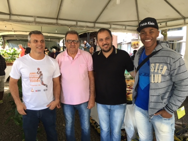 Fernando Palhares (o segundo da esquerda para a direita) com os secret&aacute;rios Jos&eacute; V&iacute;tor e Fausto Menta, e com o vereador Henrique Thurran