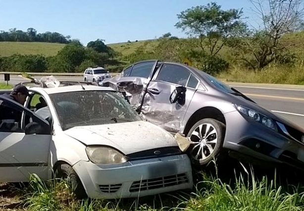 Um veículo colidiu com outro que veio a bater no terceiro, que vinha em sentido contrário