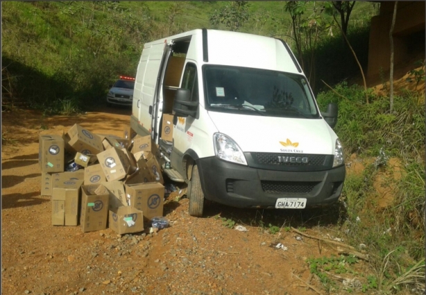 Os cigarros foram transferidos para outra Van pela quadrilha que deixou as vítimas abandonadas no local