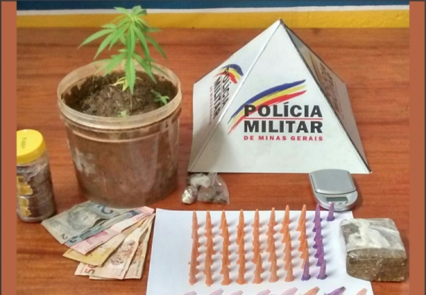 A droga foi encontrada dentro da residência onde estavam os dois rapazes que foram detidos