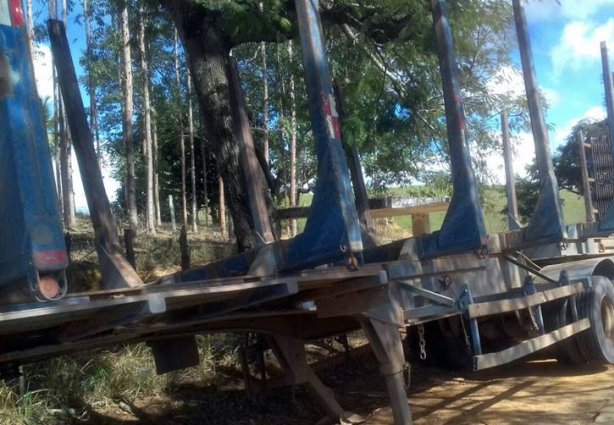 O semi-reboque foi localizado na estrada próximo ao distrito de Ribeiro Junqueira