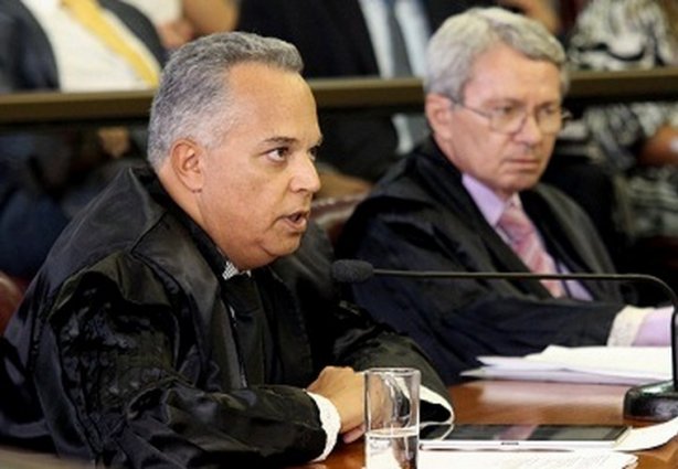 Conselheiro Gilberto Diniz, em primeiro plano na foto, é o relator do processo
