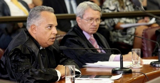 Conselheiro Gilberto Diniz, em primeiro plano na foto, &eacute; o relator do processo