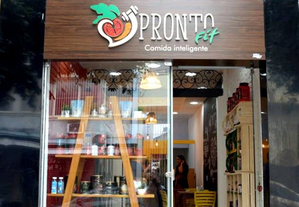 A Pronto Fit comida inteligente fica próximo à Praça Rui Barbosa, no centro da cidade, com várias opções de comida saudável e saborosa