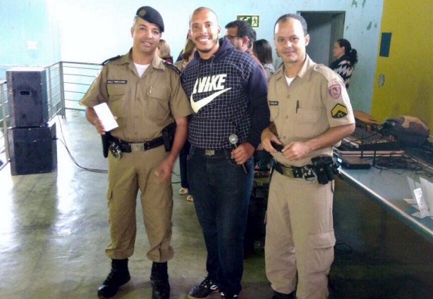 Major Willian e o sargento Coelho, responsável pelo Proerd, durante o lançamento da Campanha de prevenção às drogas, em Santana de Cataguases