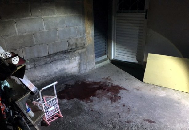 No local onde aconteceram os disparos, na entrada da casa da vítima, uma poça de sangue no chão