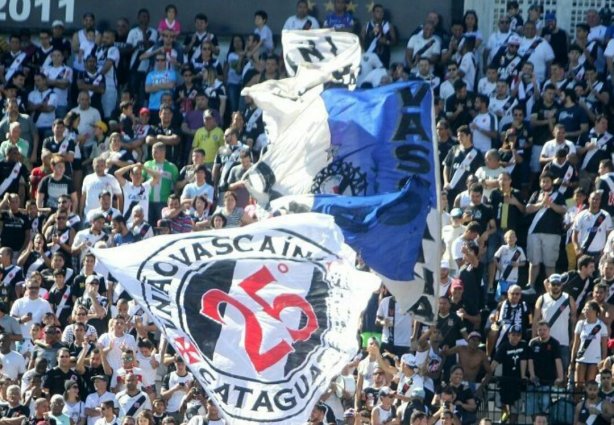 A enorme bandeira da torcida organizada União Vascaína foi agitada na arquibancada de São Januário