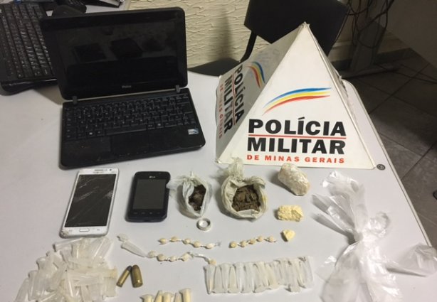 As drogas e a munição, além do notebook estavam nas duas residências que estavam sendo monitoradas pela PM