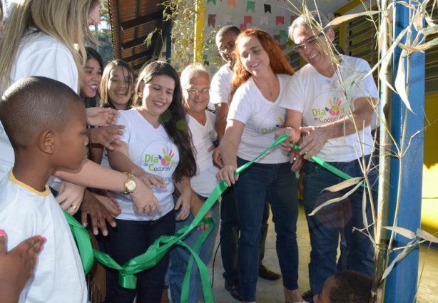 O desenlace da fita marcou a inauguração das benfeitorias feitas pelo Sicoob Coopecic no Centro de Convivência