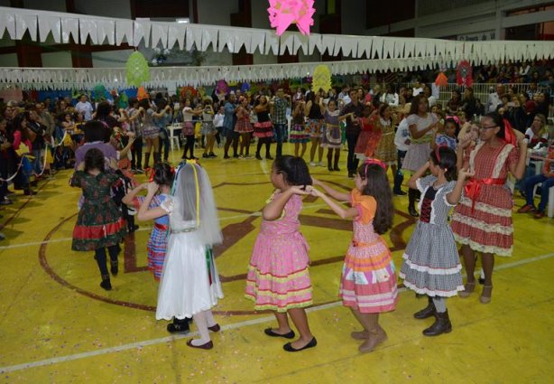 A dança da Quadrilha, pelos integrantes do Projeto Encantando foi o ponto alto da noite