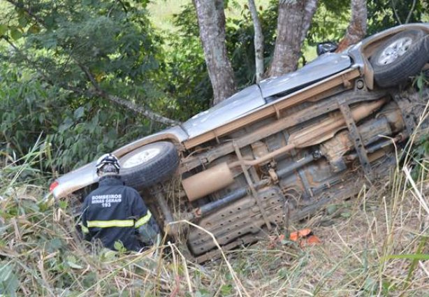 Acidente aconteceu nas proximidades de Argirita envolvendo três pessoas de Cataguases que tiveram ferimentos leves