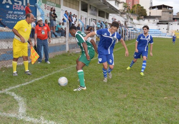 O Venancence, de verde, esteve mais tempo no ataque apesar de ter ficado com um jogador a menos no segundo tempo