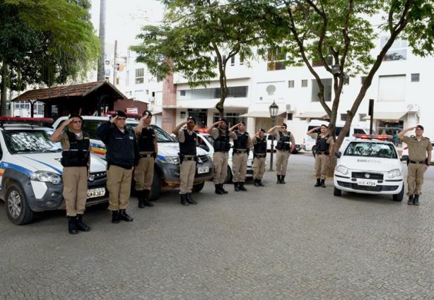 As sirenes das viaturas foram abertas durante um minuto e, em continência, os militares prestaram a sua última homenagem ao colega