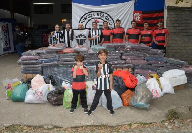 Representantes de torcidas organizadas que participaram da campanha fizeram a entrega dos donativos nesta manhã