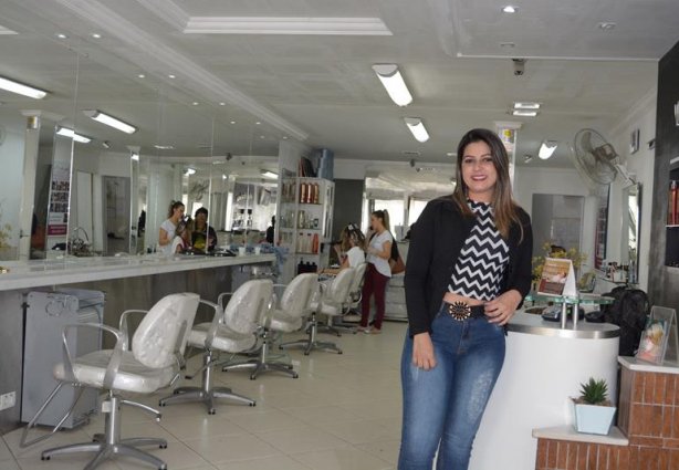 Jacqueline Oliveira, no salão onde instalou sua sala de estética em Cataguases