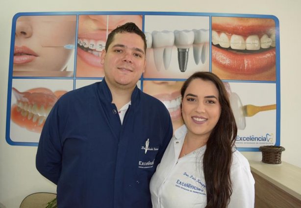 Os dentistas André e Taís, da Clínica Excelência, que oferece vários diferenciais de atendimento