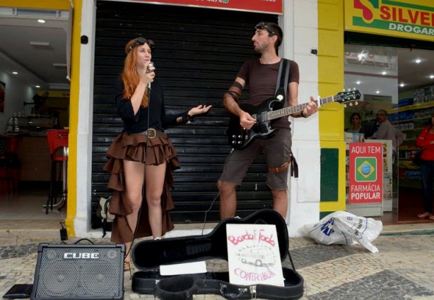 O casal que forma uma dupla de músicos, Bardo & Fada, estão se apresentando em Cataguases