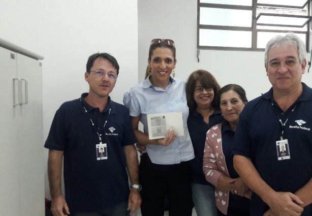 Jéssica Müller com a equipe da Receita Federal de Cataguases responsável pela inclusão de seu nome social no CPF