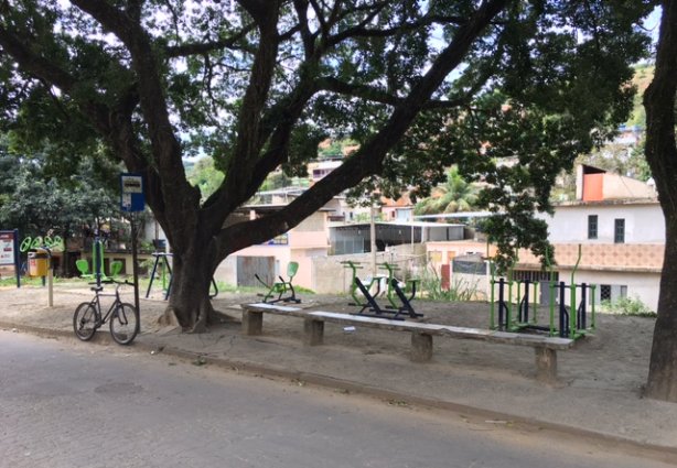 O acidente aconteceu neste ponto de ônibus, na Vila Reis, sentido bairro-Centro