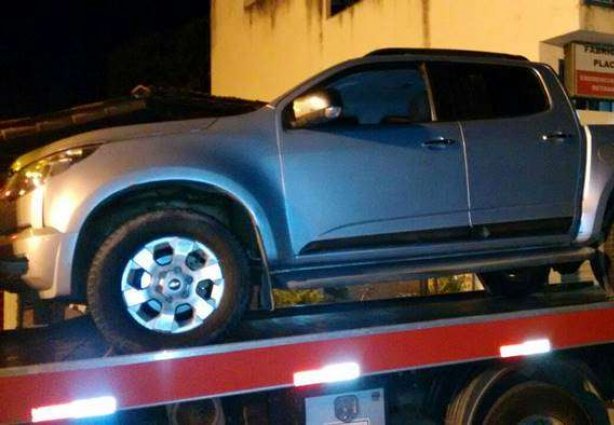 Um idoso com passagem pela polícia foi preso na condução da caminhonete roubada