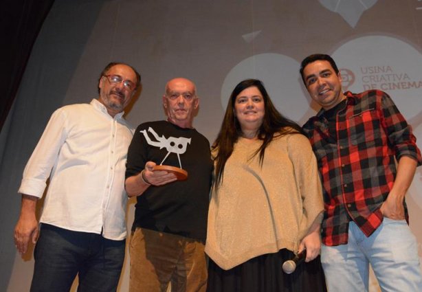 Helvécio Ratton, com um troféu nas mãos, foi homenageado na abertura da 5ª edição do Festival Ver e Fazer Filmes