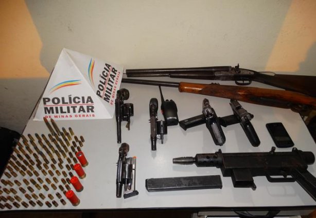 Armas de grosso calibre foram encontradas dentro do veículo com os quatro suspeitos
