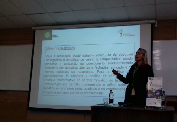 A professora Camila Cravo durante a apresentação de seu trabalho na Universidad de Concepcion, no Chile