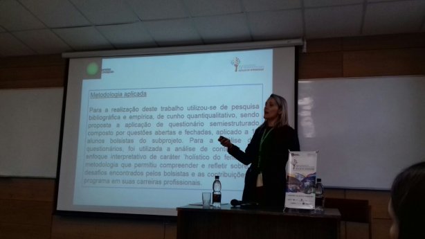 A professora Camila Cravo durante a apresenta&ccedil;&atilde;o de seu trabalho na Universidad de Concepcion, no Chile