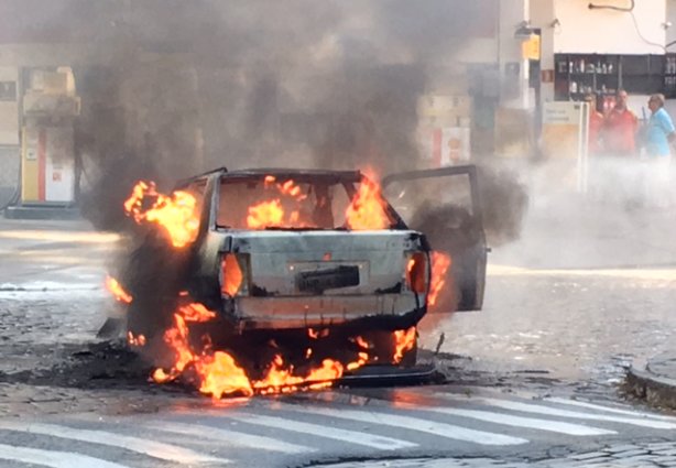 O veículo foi totalmente consumido pelas chamas. Não houve feridos