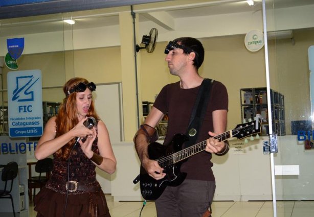 O casal que viaja o mundo cantando encerrou sua turnê em Cataguases na FIC que está fazendo intercâmbio de alunos 