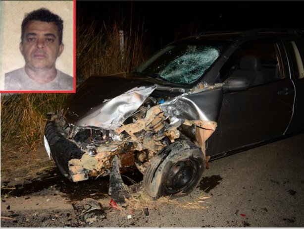 O carro ficou com a frente destru&iacute;da mas seu condutor teve ferimentos leves. No detalhe, Nelson Saraiva, que faleceu enquanto era socorrido