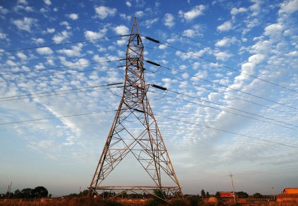 Energia elétrica está mais cara em agosto com a bandeira vermelha e a previsão é de que ela continue sendo cobrada