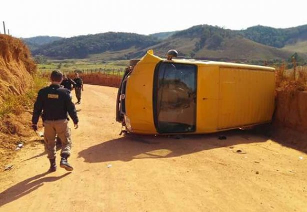 Na fuga a Van dos Correios capotou na estrada de terra enquanto era perseguida pela Polícia