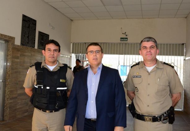 Coronel Bianchini, ao centro, com os comandantes, Tenente Coronel Ramos, de Leopoldina e Tenente Coronel Lúcio Mauro, de Ubá