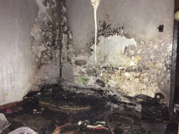O fogo destruiu toda a sala da resid&ecirc;ncia e o forro do telhado