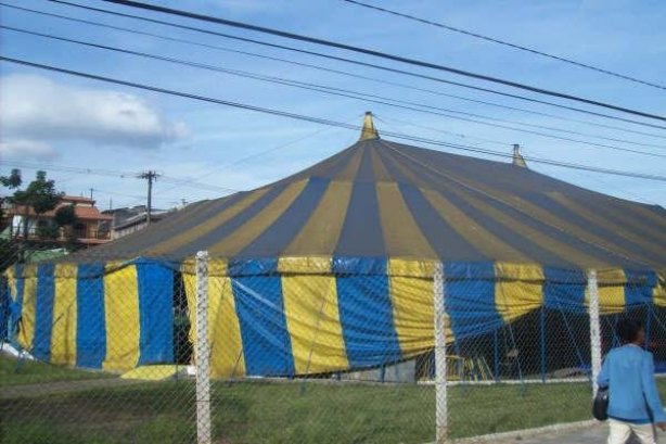 O circo deixou a cidade na calada da noite sem devolver as cadeiras e mesas que havia alugado (foto ilustrativa)