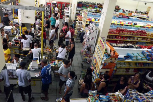 De acordo com o decreto presidencial, os supermercados poder&atilde;o abrir aos domingos e feriados sem burocracia
