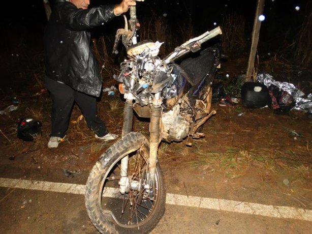 A motocicleta ficou totalmente destru&iacute;da com o impacto contra o micro-&ocirc;nibus escolar