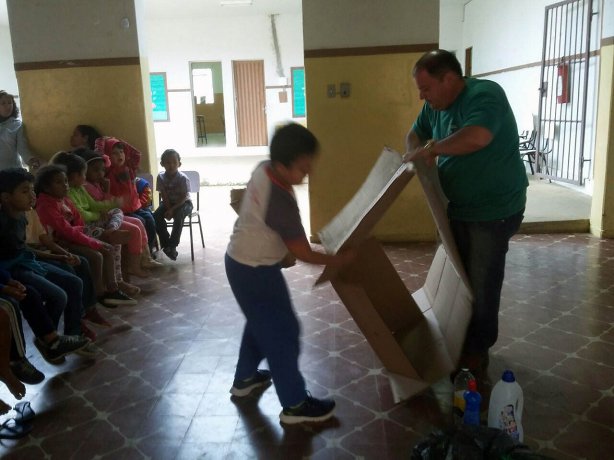 Juninho Teixeira na escola em Vista Alegre, com um aluno orientando sobre produtos recicl&aacute;veis