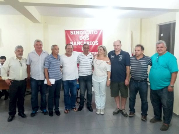 Ao centro na foto, toda de branco, Elizete, a nova presidente eleita do Sindicato dos Banc&aacute;rios de Cataguases e Regi&atilde;o
