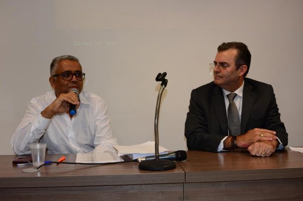 O Juiz do Trabalho, Tarc&iacute;sio Brito (esquerda) e o advogado e professor Humberto Marcial, durante a abordagem do tema