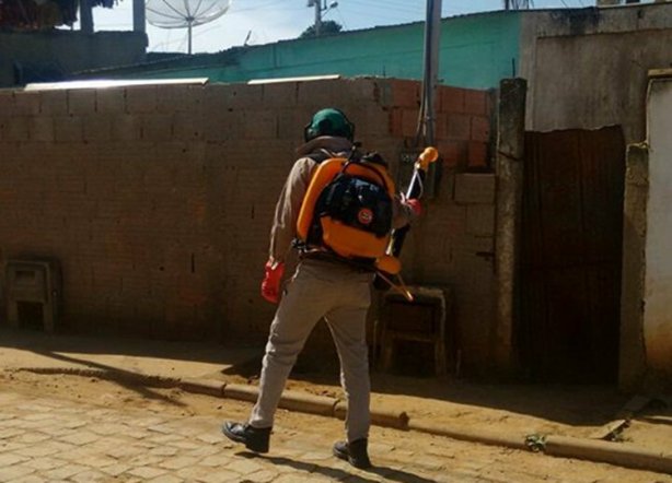 Equipes da Vigil&acirc;ncia Epidemiol&oacute;gica do munic&iacute;pio fazem o combate ao mosquito nas ruas da cidade